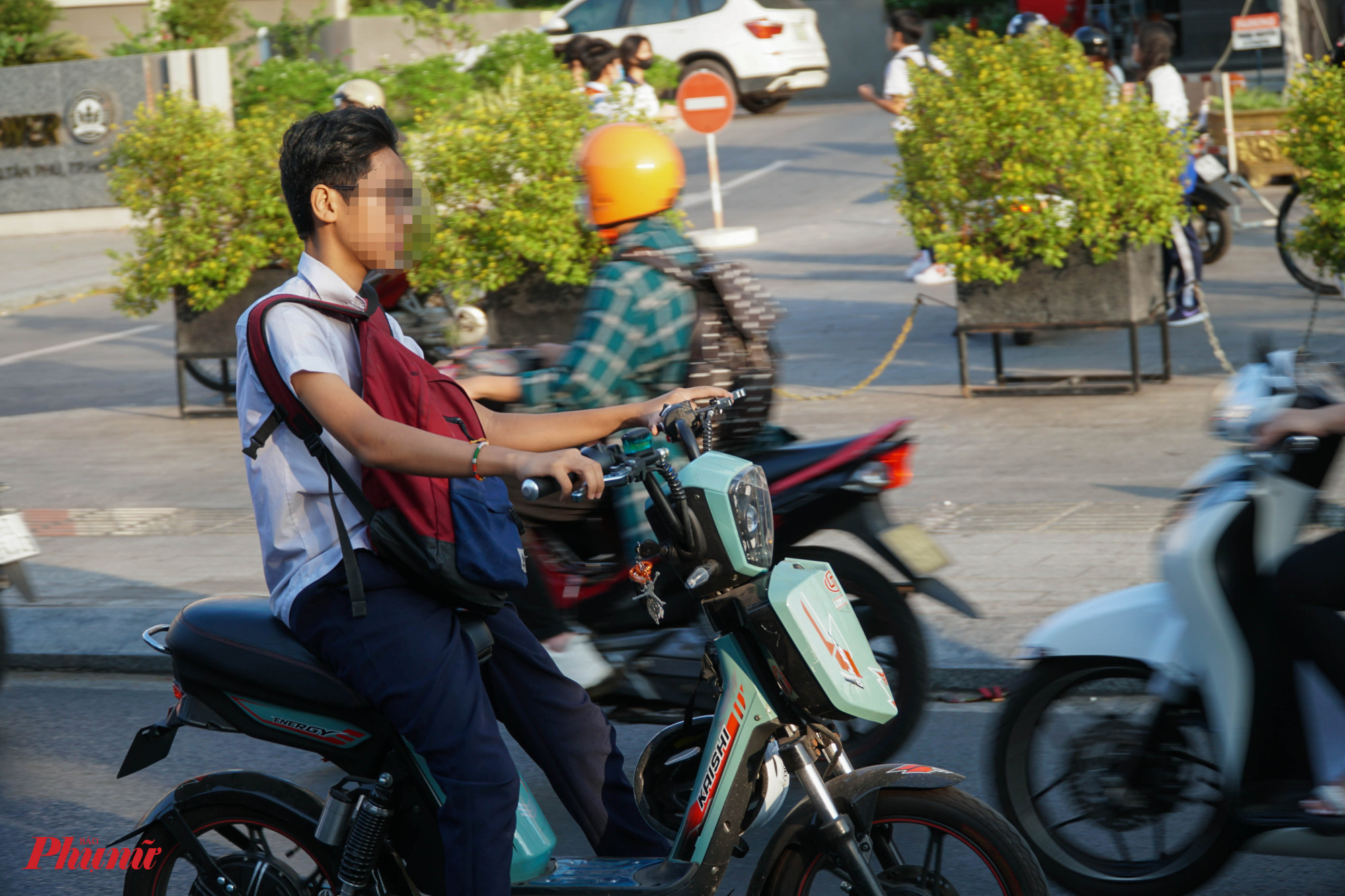 Một số cha mẹ và kể cả học sinh vẫn còn cho răng, điều khiển xe đạp điệp sẽ không phải đội nón bảo hiểm