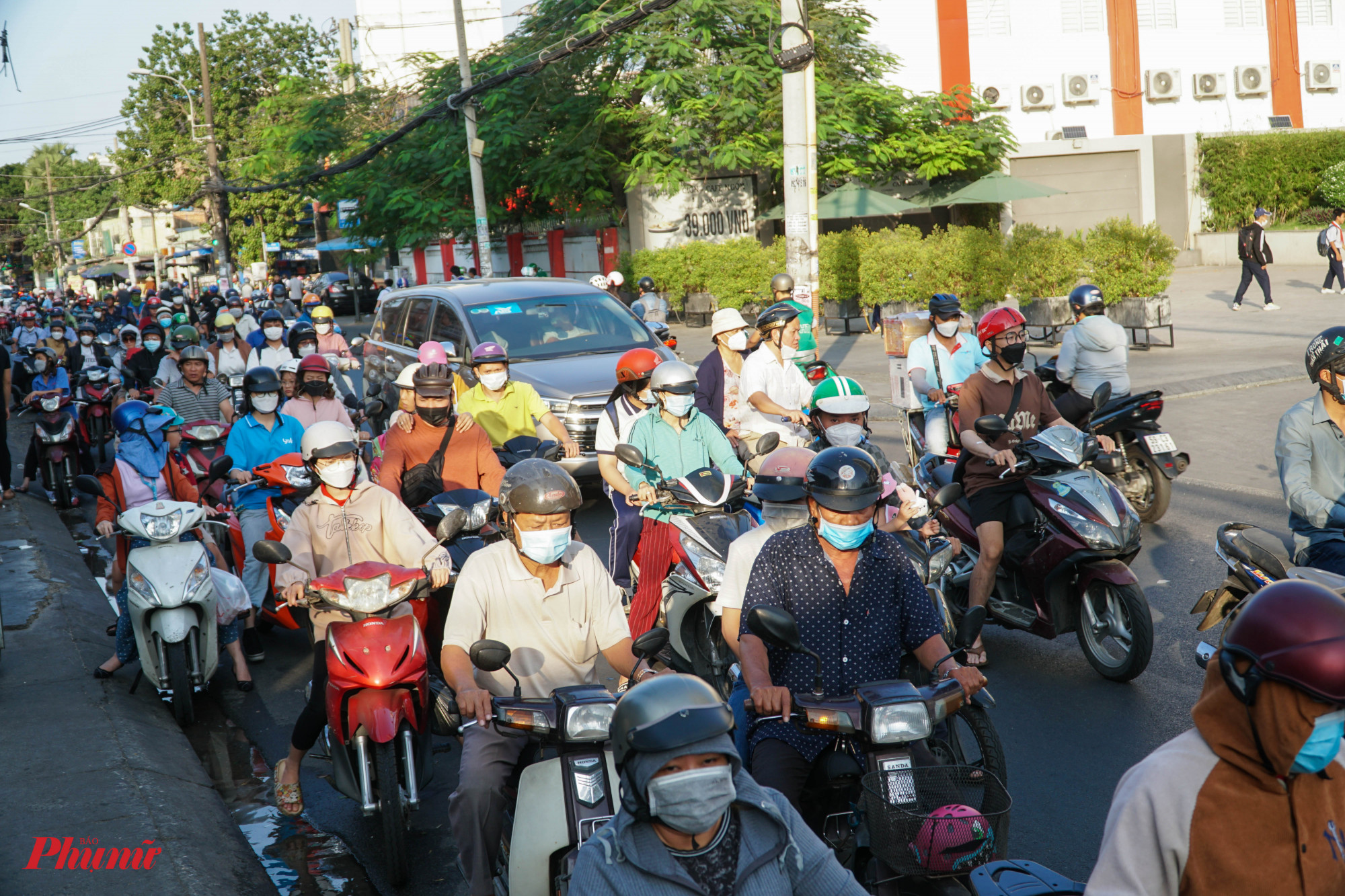 Giờ tan trường, tình hình giao thông trước cổng trường vô cùng phức tạp, tìm ảnh nguy cơ xảy ra tai nạn giao thông cao