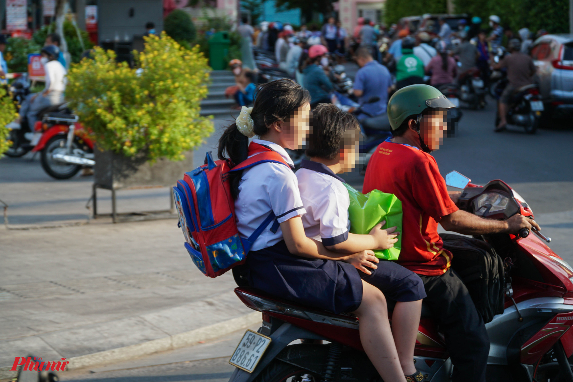 Chỉ trong 30 phút, phóng viên đã ghi nhận ít nhất trên 20 trường hợp vi phạm giao thông từ các em học sinh kể các phụ huynh.