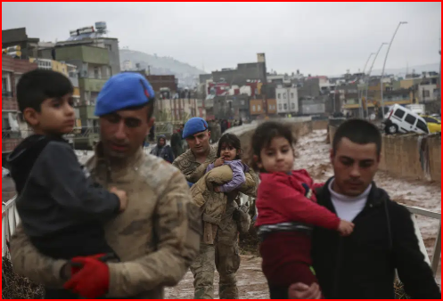 Người dân được giải cứu trong lũ lụt sau mưa lớn ở Sanliurfa, Thổ Nhĩ Kỳ, Thứ Tư, ngày 15 tháng 3 năm 2023. Lũ lụt do mưa xối xả tấn công hai tỉnh bị tàn phá bởi trận động đất hồi tháng trước, giết chết ít nhất 10 người và làm gia tăng nỗi khốn khổ cho hàng nghìn người bị bỏ lại vô gia cư, các quan chức và báo cáo phương tiện truyền thông cho biết hôm thứ Tư. Ít nhất năm người khác được thông báo mất tích. (Hakan Akgun/DIA qua AP)