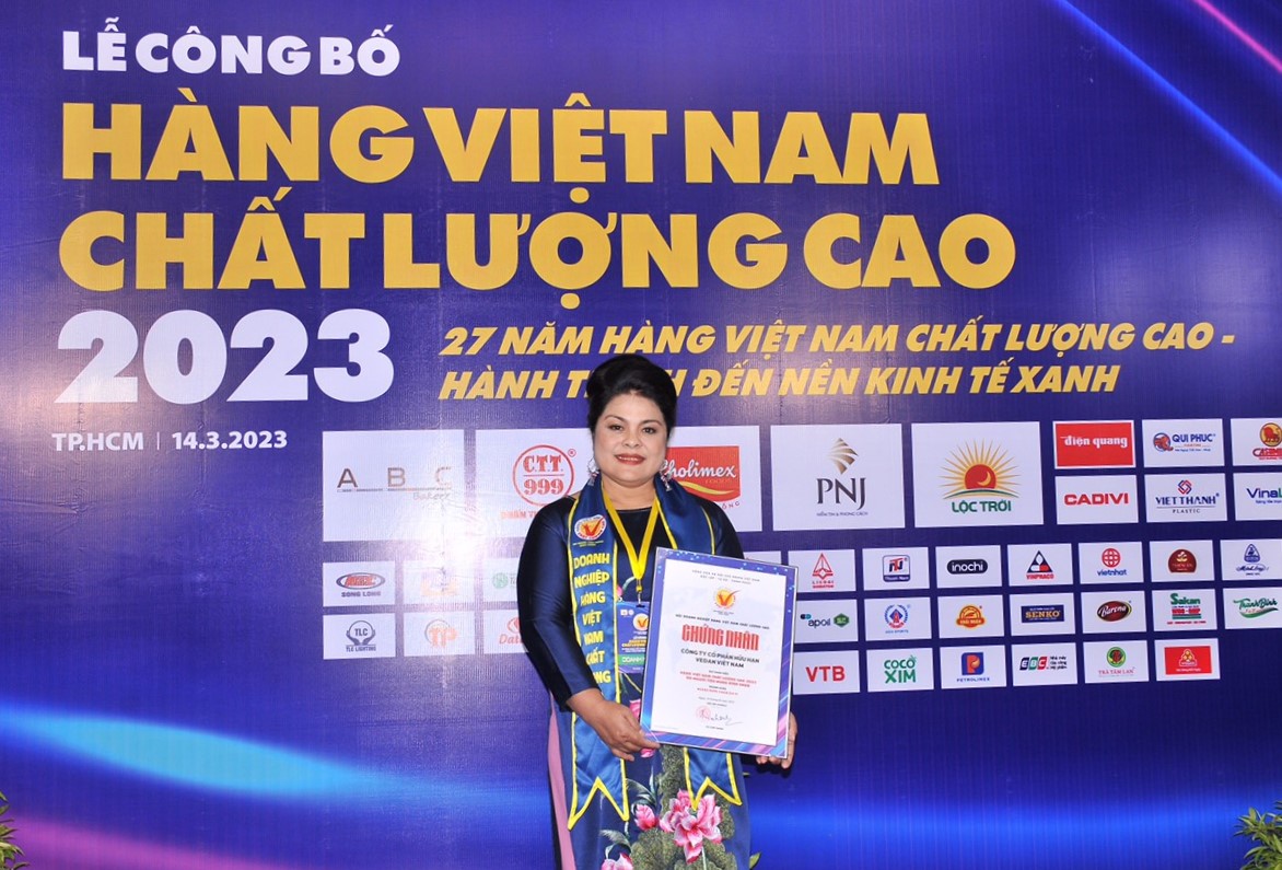 Bà Nguyễn Thu Thủy - Phó giám đốc đối ngoại Vedan nhận chứng nhận Hàng Việt Nam chất lượng cao 2023
