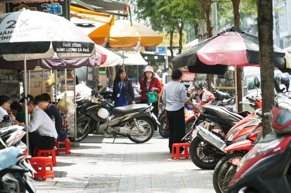 Vỉa hè đường Tôn Thất Đạm, quận 1 bị xe máy chiếm trọn (chụp tháng 3/2023) - Ảnh: Tam Nguyên