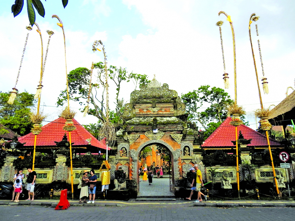 Cây nêu trước một ngôi đền ở Bali