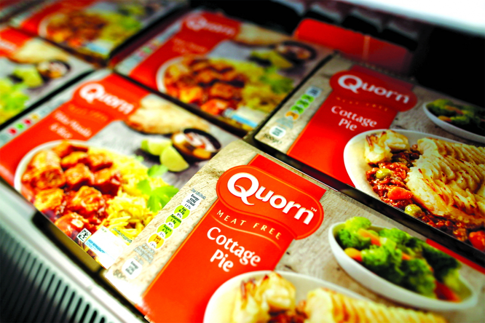 Người mua có thể thông qua tem nhãn quản lý khí thải trên bao bì sản phẩm thịt chay của Quorn để nắm được tổng lượng khí thải carbon cụ thể trên mỗi kg sản phẩm - ẢNH: BLOOMBERG