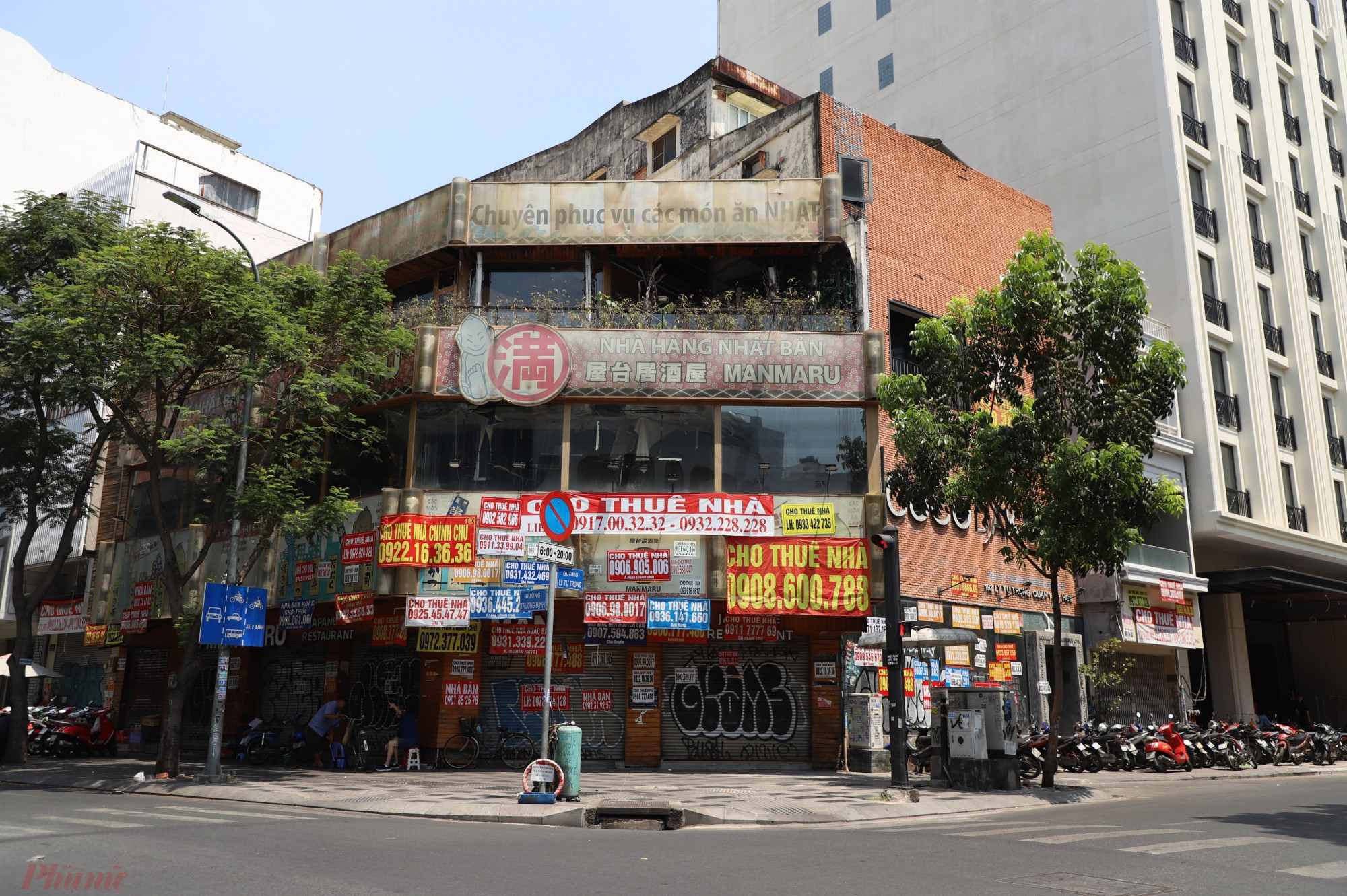 Mặt bằng ngay ngã 4 Lý Tự Trọng - Trương Định (Q.1, TP.HCM) vốn là một nhà hàng Nhật Bản kinh doanh nhiều năm đóng cửa suốt thời gian dài