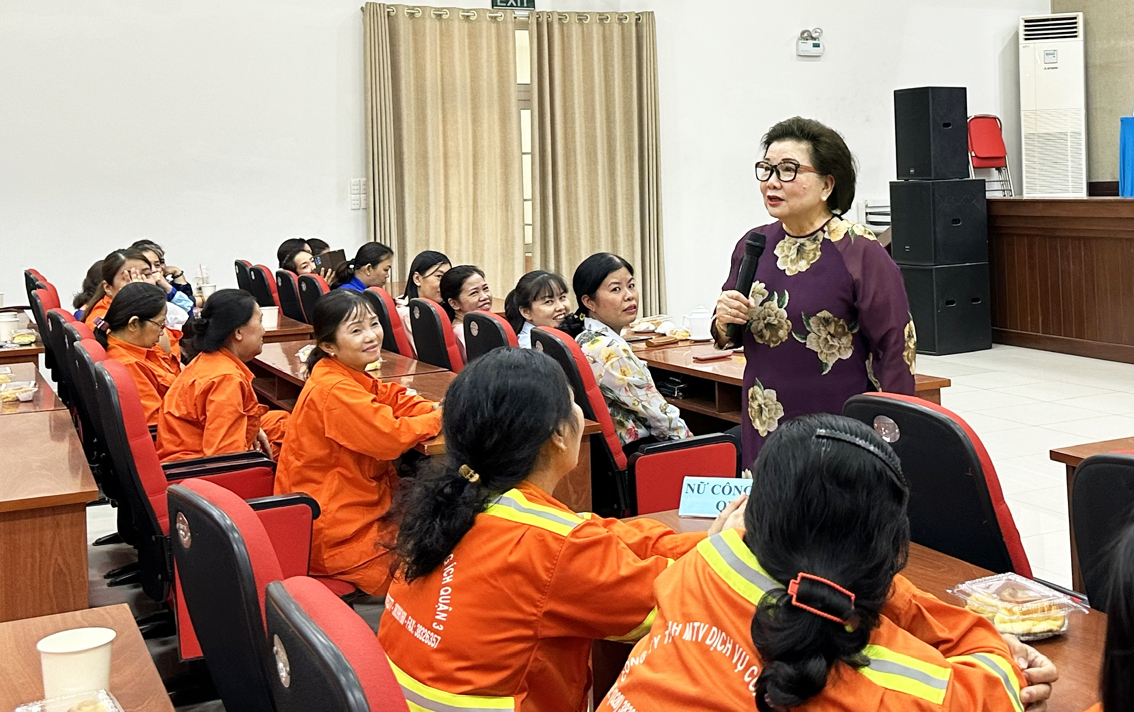 Tiến sĩ tâm lý Lý Thị Mai giao lưu với các nữ công nhân vệ sinh môi trường tại buổi tọa đàm - ẢNH: DIỄM TRANG