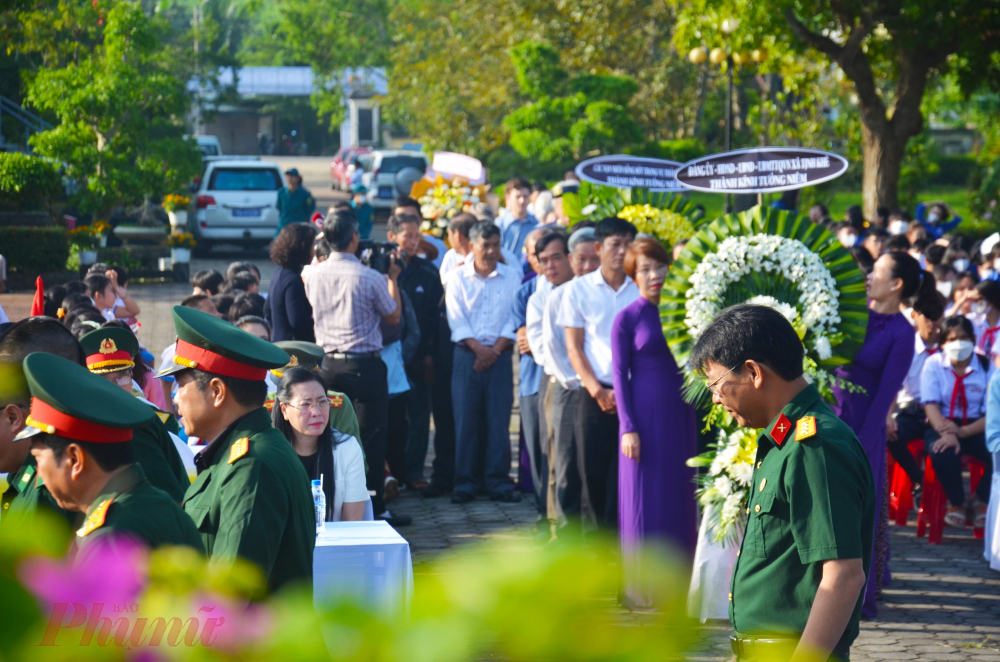 Hàng trăm người dân, học sinh, quân nhân... dâng hoa tưởng niệm