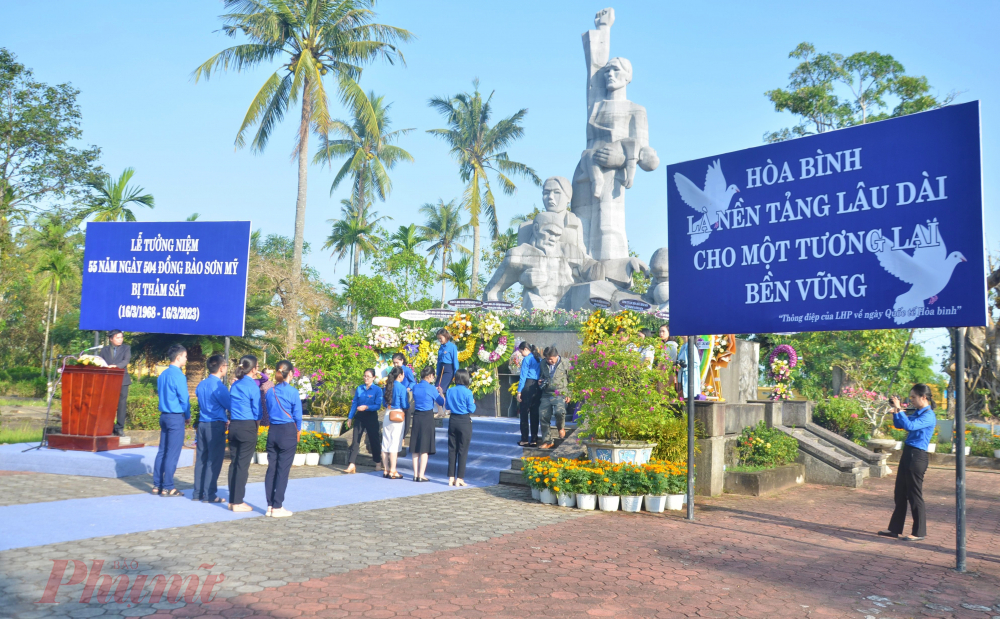 đoàn viên thanh niên dâng hương tưởng niệm tại tượng đài