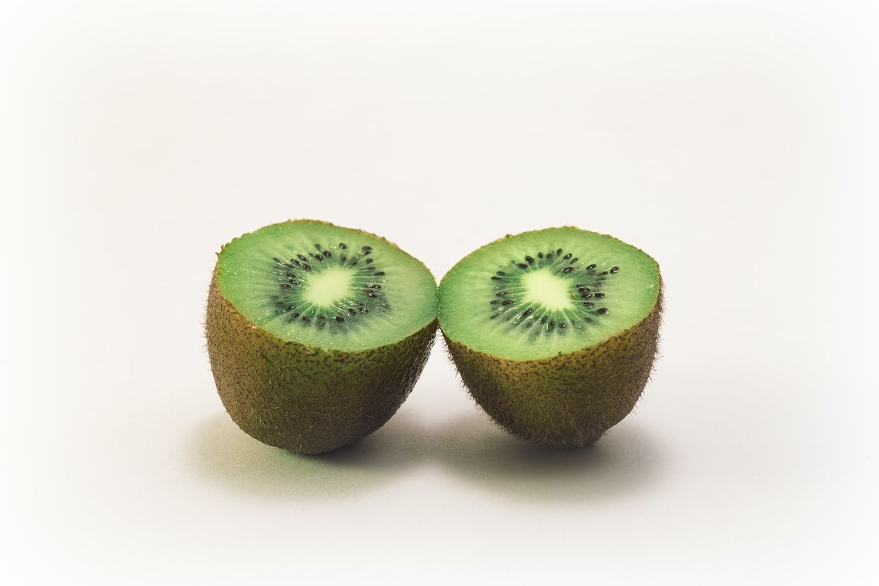 Trái Kiwi: Kiwi rất giàu vitamin và các thành phần chống oxy hóa có thể giúp giữ ẩm cho tóc, cải thiện môi trường cho tóc mọc và phát triển nhanh chóng, Ngoài ra còn có tác dụng cải thiện tình trạng khô xơ, bạn nên ăn kiwi mỗi ngày để có thể bổ sung dinh dưỡng phong phú cho mái tóc.