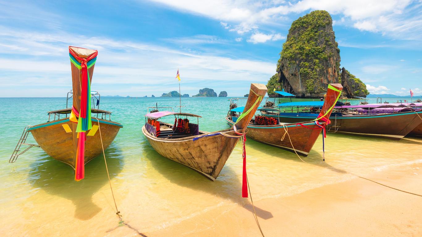 Koh Phi Phi là một quần đảo gồm 6 đảo nhỏ nằm ngoài khơi Phuket, phía tây của Thái Lan. Đây là một trong những quần đảo lớn và nổi tiếng của xứ sở chùa vàng, được mệnh là thiên đường nghỉ dưỡng thu hút hàng triệu du khách ghé thăm hàng năm. 