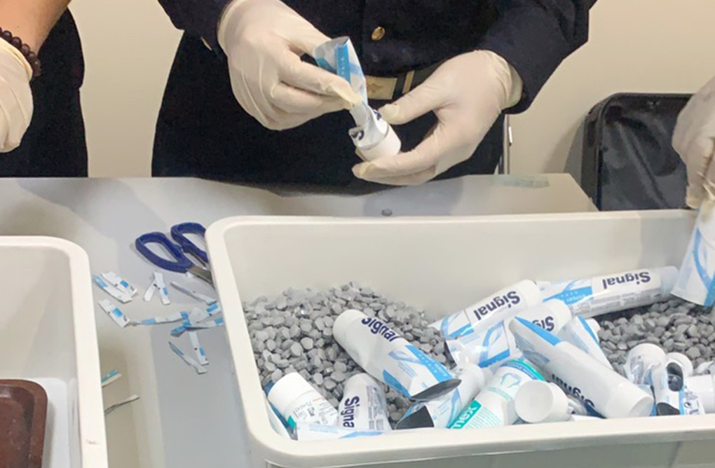 Ma túy được cất dấu trong các tuýp kem đánh răng. Ảnh; Hải quan TP.HCM cung cấp