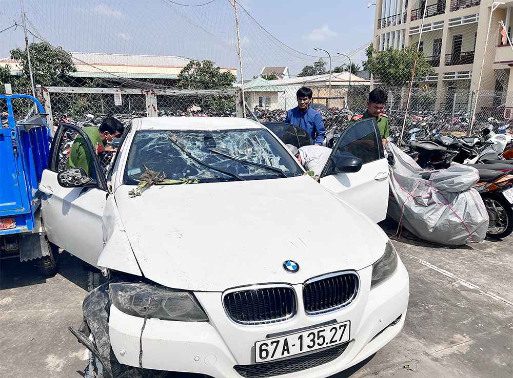 Cơ quan công an kiểm tra chiếc xe gặp nạn 