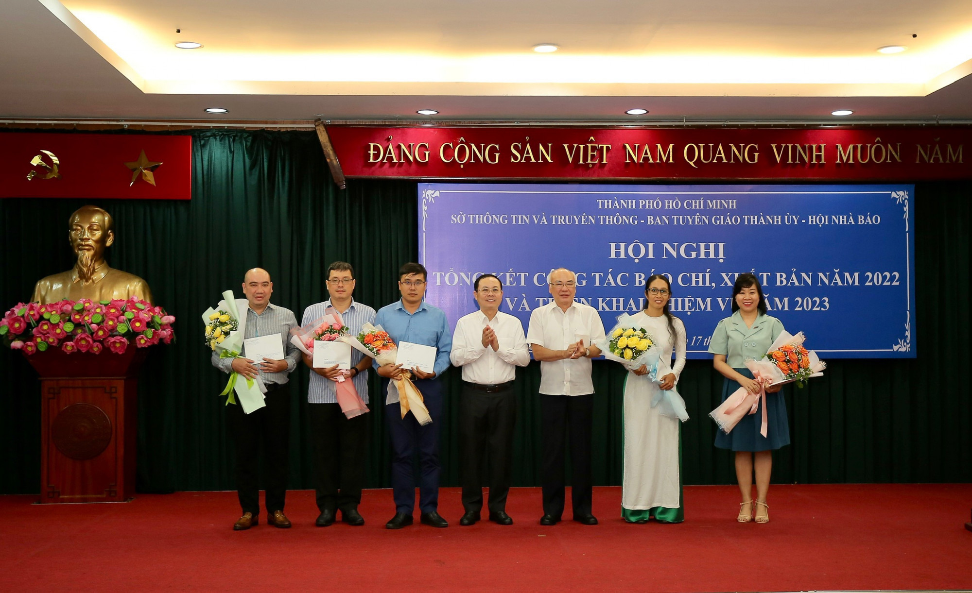 Đại diện các nhóm tác giả đạt giải thưởng Búa liềm vàng năm 2022 được tuyên dương và trao thưởng