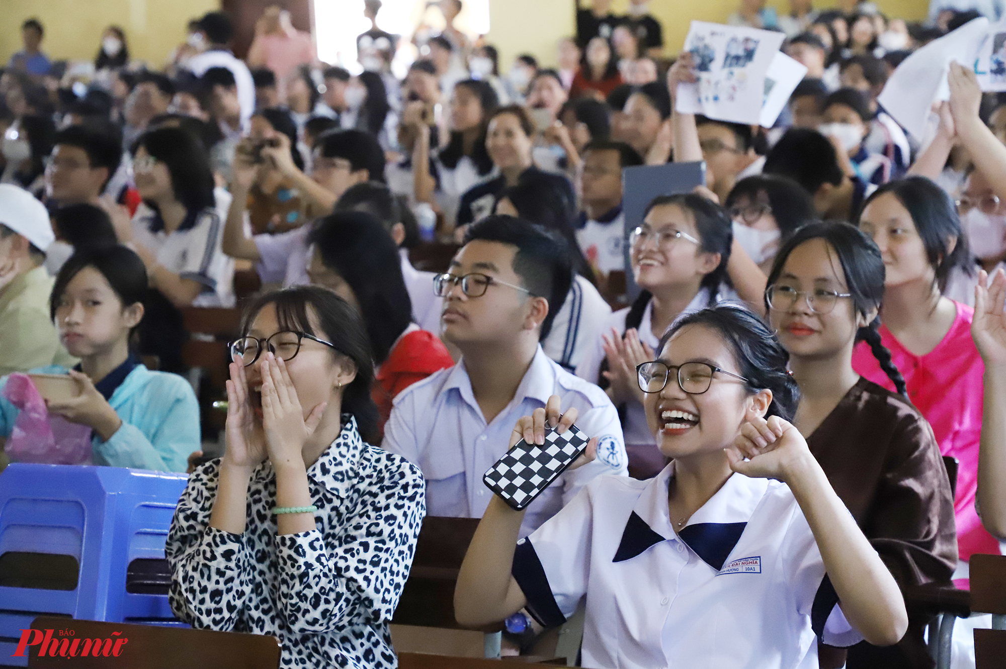 Các em học sinh lớp 10A1 hò hét, cổ vũ nhiệt tình các tiết mục trên sân khấu. 