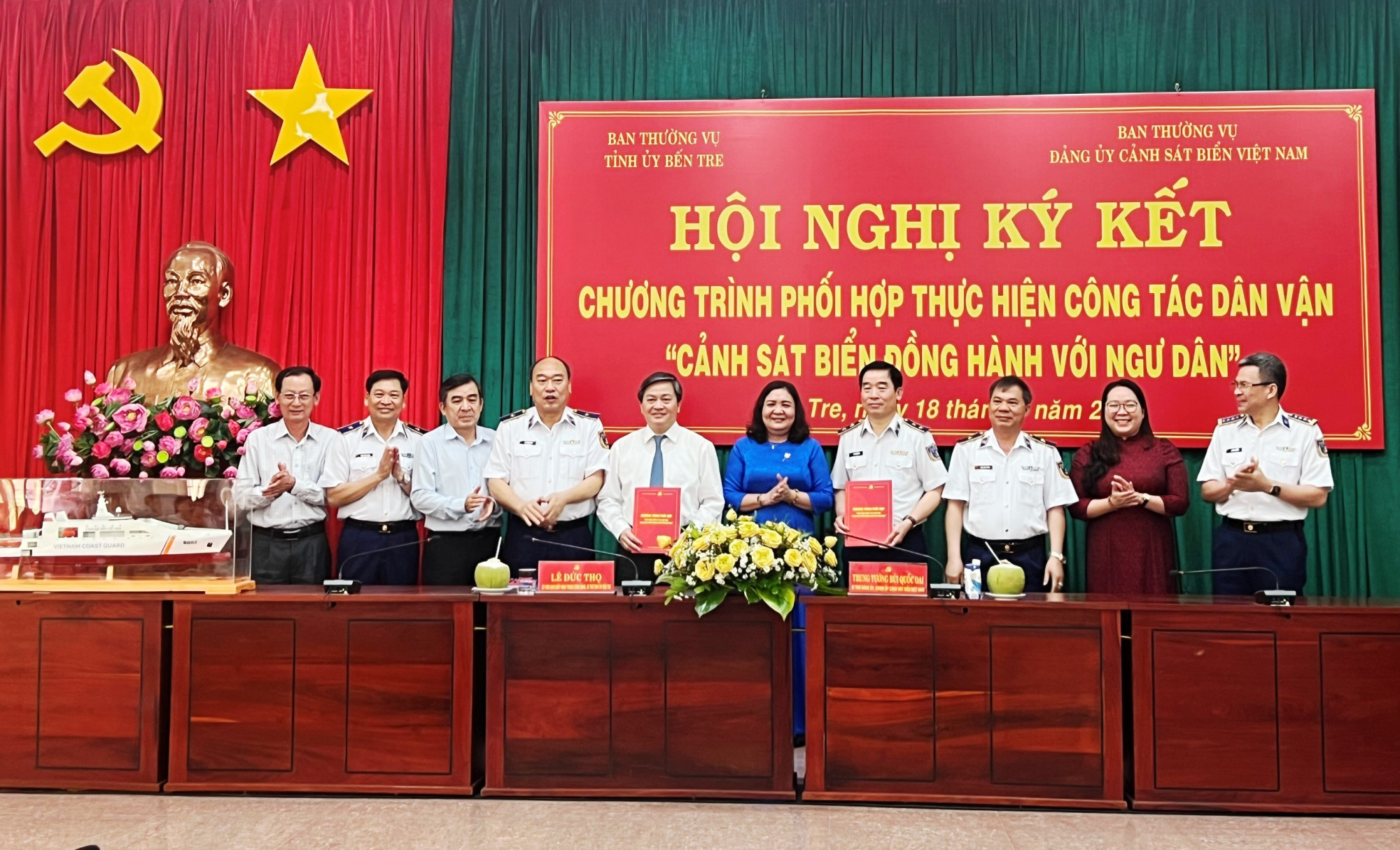 Lãnh đạo Cảnh sát biển Việt Nam và tỉnh Bến Tre ký kết chương trình hợp tác “Cảnh sát biển đồng hành cùng ngư dân”.