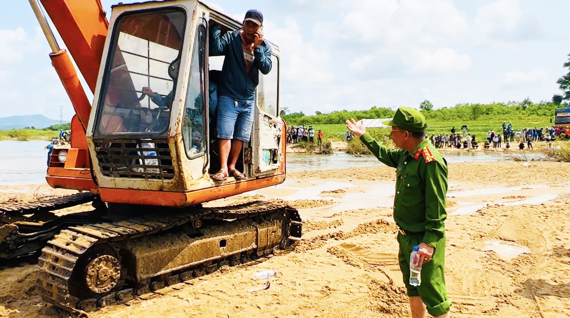 Lãnh đạo công an tỉnh Quảng Ngãi có mặt tại hiện trường để chỉ đạo tìm kiếm