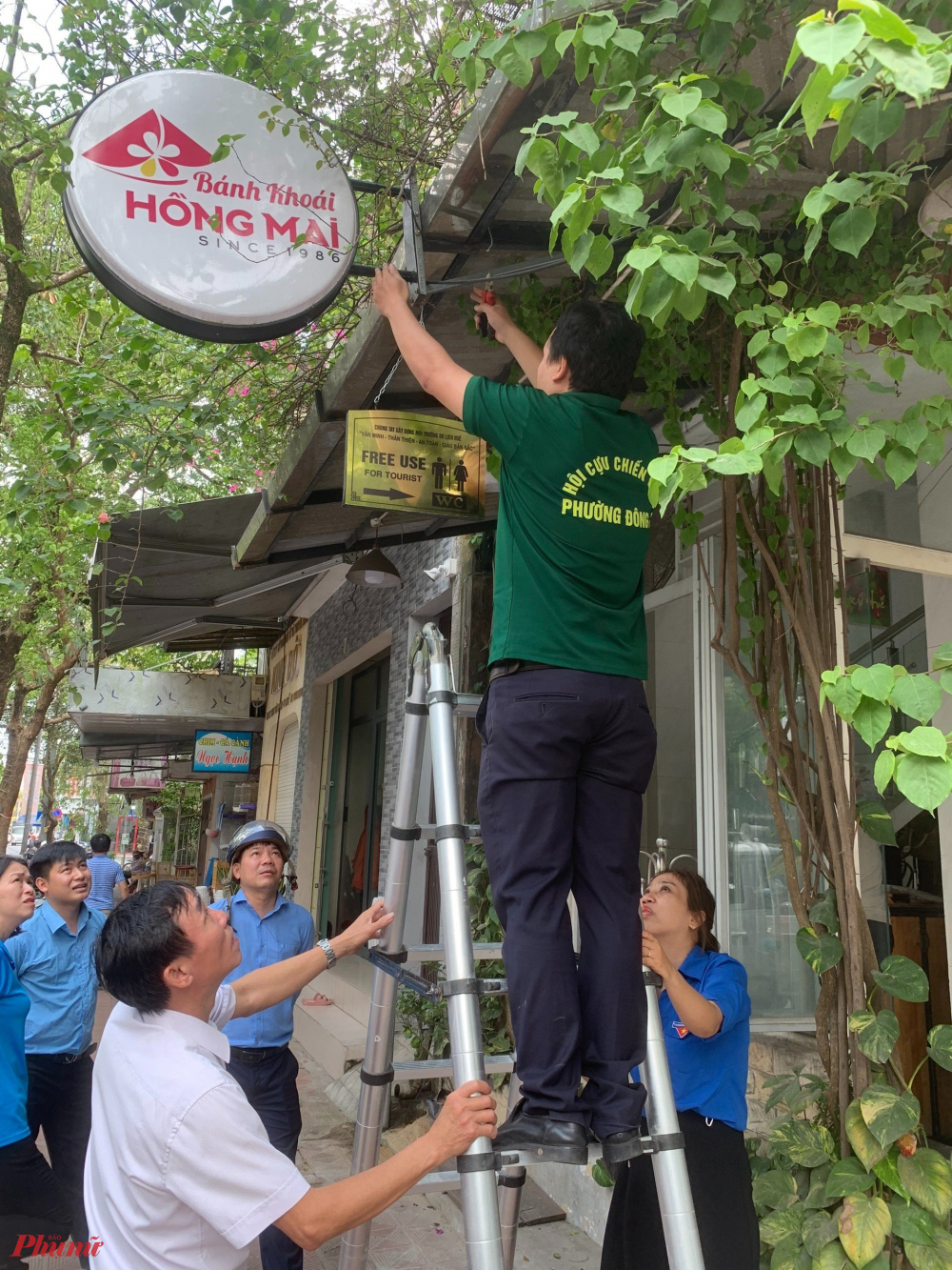 Người dân và các cơ sở kinh doanh cùng chung tay hỗ trợ nhà vệ sinh miễn phí cho khách du lịch - Ảnh: Phan Thiên Định