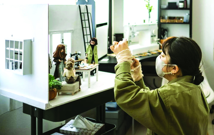 Murayama đã sử dụng các đạo cụ nhỏ để trang trí các quán cà phê mini và studio thời trang - ẢNH: AFP