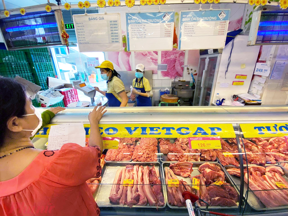 Các doanh nghiệp tham gia chương trình bình ổn thị trường phải điều chỉnh giảm giá thịt heo bán lẻ theo yêu cầu của Sở Tài chính TPHCM - ẢNH: Q.T