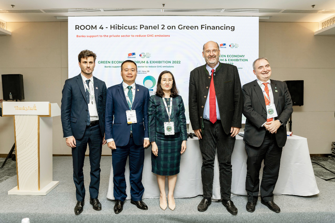 Ông Vương Thành Long (thứ hai từ trái sang) - Giám đốc Ban Khách hàng doanh nghiệp nước ngoài BIDV - tham dự phiên thảo luận Tài chính Xanh tại sự kiện GEFE 2022