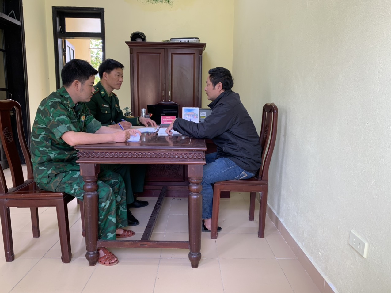  Cán bộ Đồn biên phòng Hương Nguyên, BĐBP Thừa Thiên Huế  lấy lời khai tài xế chở gỗ lậu