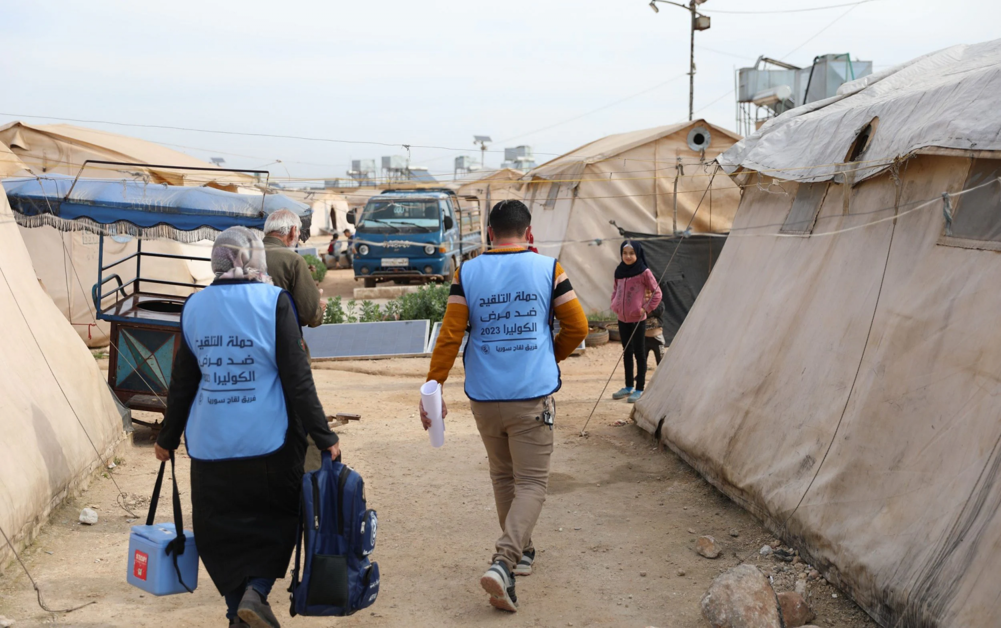 Các nhân viên y tế đến thăm một trại tị nạn ở Idlib, tây bắc Syria trong một chiến dịch tiêm chủng phòng dịch tả. (Ảnh: Shutterstock)