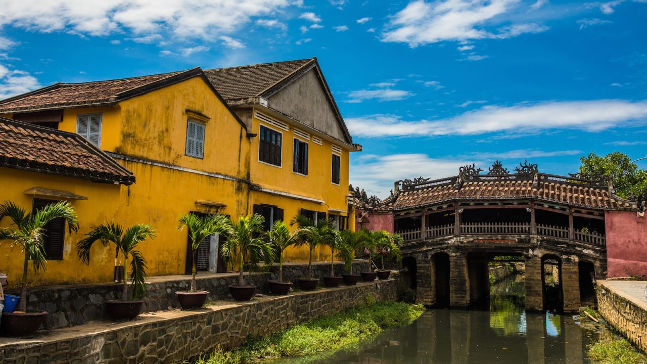 Phố cổ Hội An là một trong những Di sản Thế giới của Việt Nam , được UNESCO ca ngợi là “ví dụ được bảo tồn đặc biệt tốt của một thương cảng Đông Nam Á.” Đi bộ dọc theo thị trấn đẹp như tranh vẽ này giống như quay ngược thời gian theo đúng nghĩa đen . Thành phố này là một sân chơi lớn cho những người am hiểu về Instagram vì các cấu trúc đầy màu sắc và kiến ​​trúc quyến rũ của nó mang đến vô số cơ hội chụp nhanh. Một trong những điểm thu hút hàng đầu là Cầu Nhật Bản và các bảo tàng đang chờ đón những người yêu thích lịch sử. Khách du lịch cũng có thể thuê xe đạp để tận hưởng tối đa Hội An, một địa điểm bước ra từ sách ảnh.