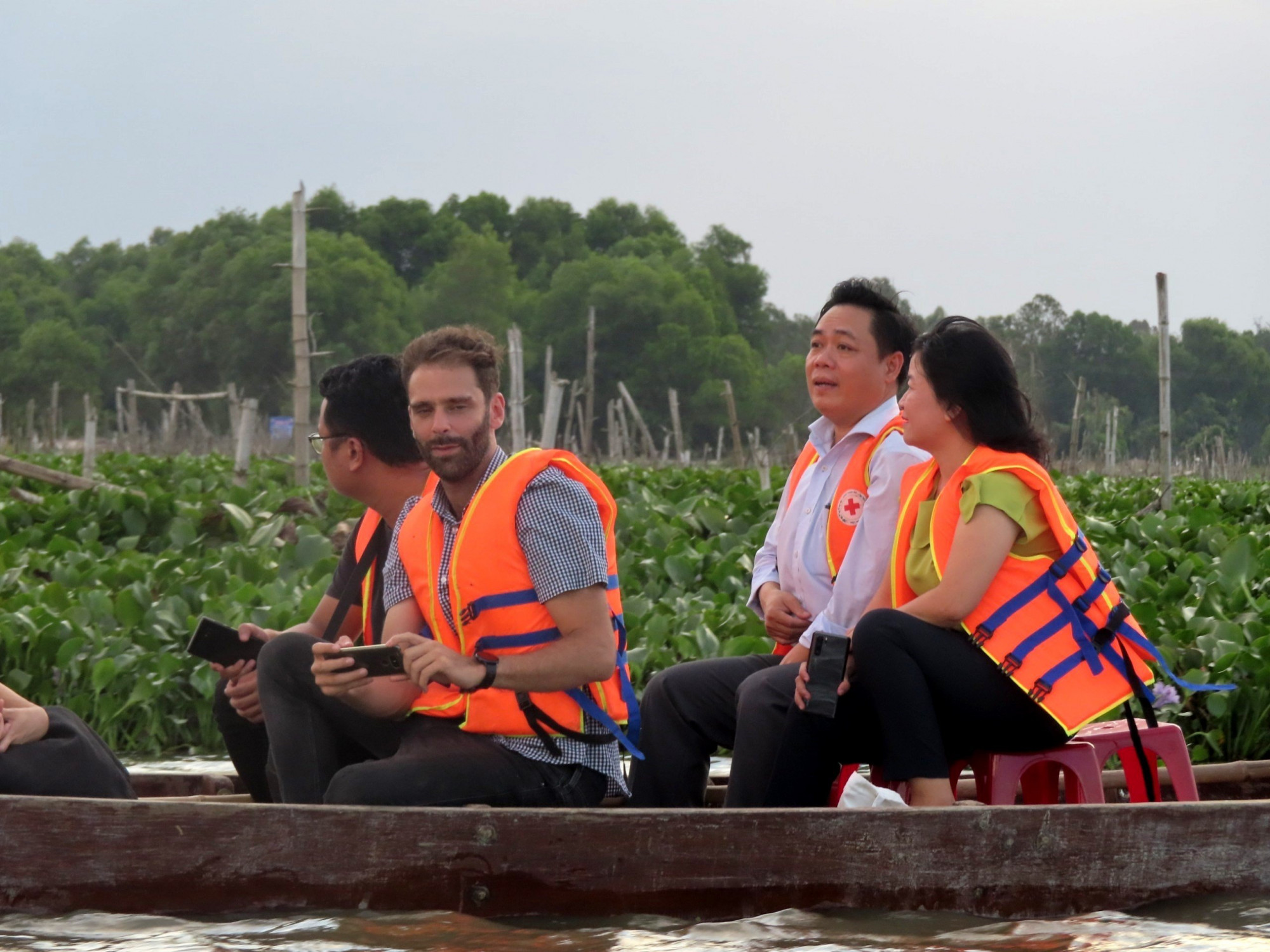 Du khách nước ngoài thích thú khi được trải nghiệm tour du lịch sông nước