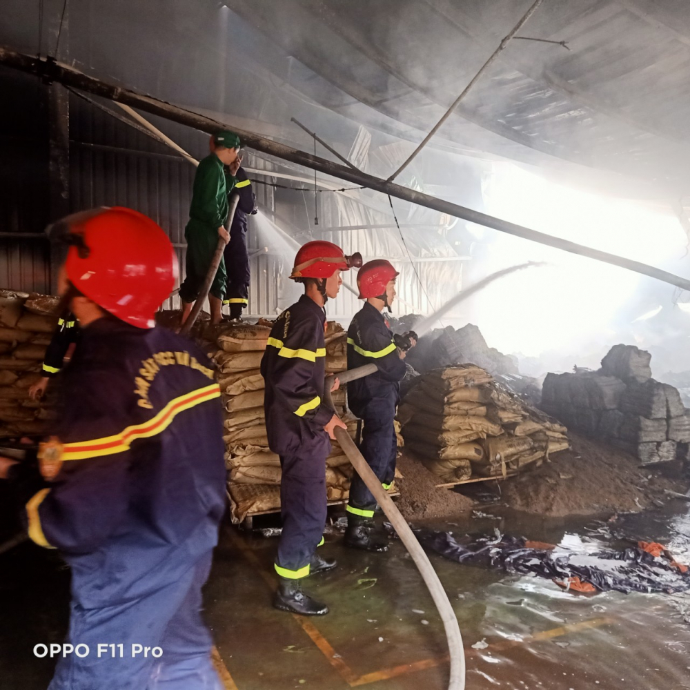 Hiện lực lượng chức năng chưa xác định được nguyên nhân vụ cháy cũng như việc có người bị mắc kẹt bên trong đám cháy hay không.