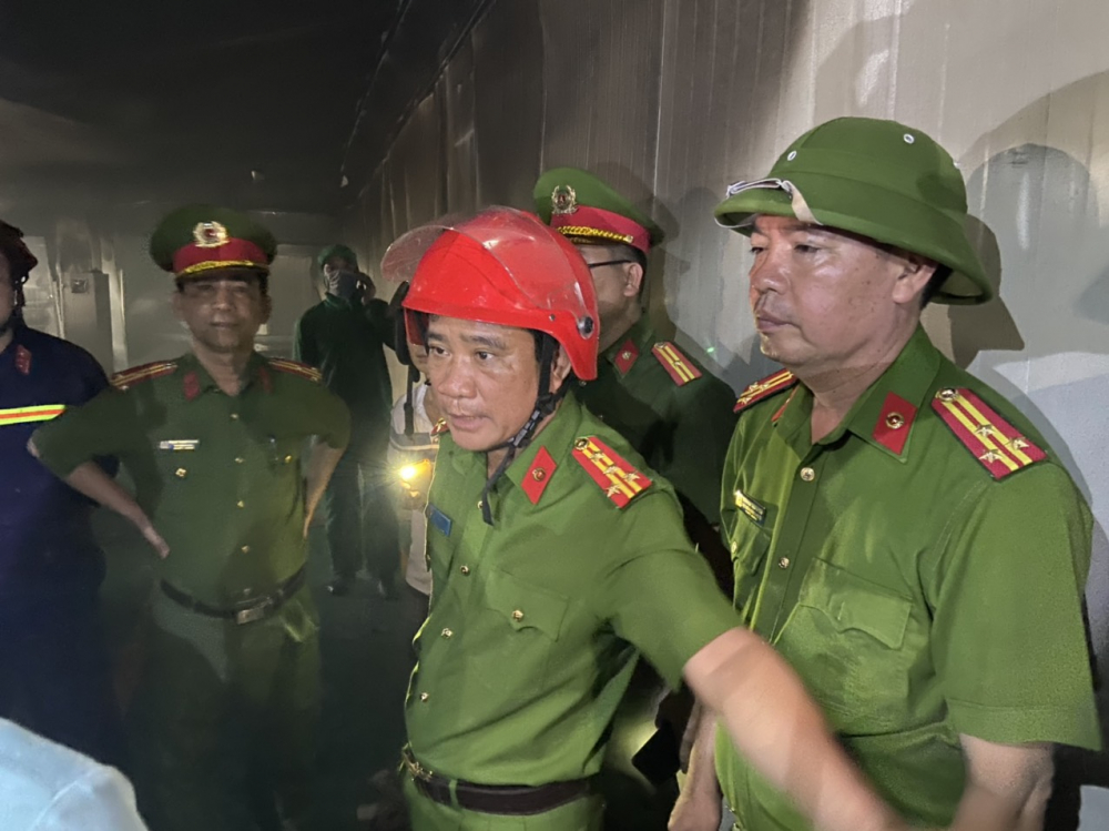 Trong sáng nay Đại tá  Hồ Xuân Phương Phó giám đốc công an tỉnh Thừa Thiên Huế đã có mặt trực tiếp tại hiện trưởng trực tiếp chri đạo các lực lượng chữa cháy