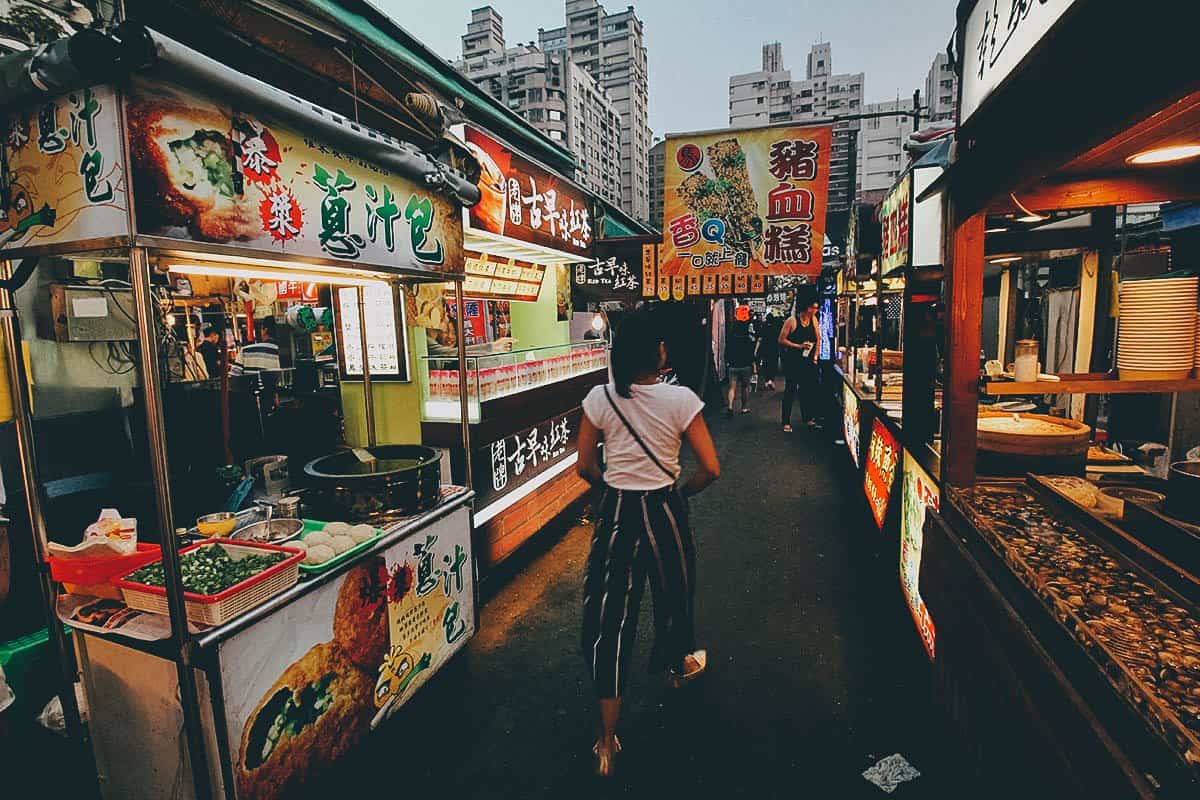 2. CHỢ ĐÊM THỤY PHONG (RUIFENG) 2. Chợ đêm Thụy Phong (Ruifeng)Slideshow Tấp nập các quầy hàng tại chợ đêm Thuy Phong (Ảnh: Sưu tầm)  Chợ đêm Thụy Phong nằm tại thành phố Cao Hùng. Ở đây có hơn 1.000 gian hàng ẩm thực, gồm các món ăn truyền thống của Đài Loan lẫn món ngon của các quốc gia khác. Cũng vì vậy mà chợ đêm Thụy Phong được đánh giá là khu chợ hút khách bậc nhất của Cao Hùng.