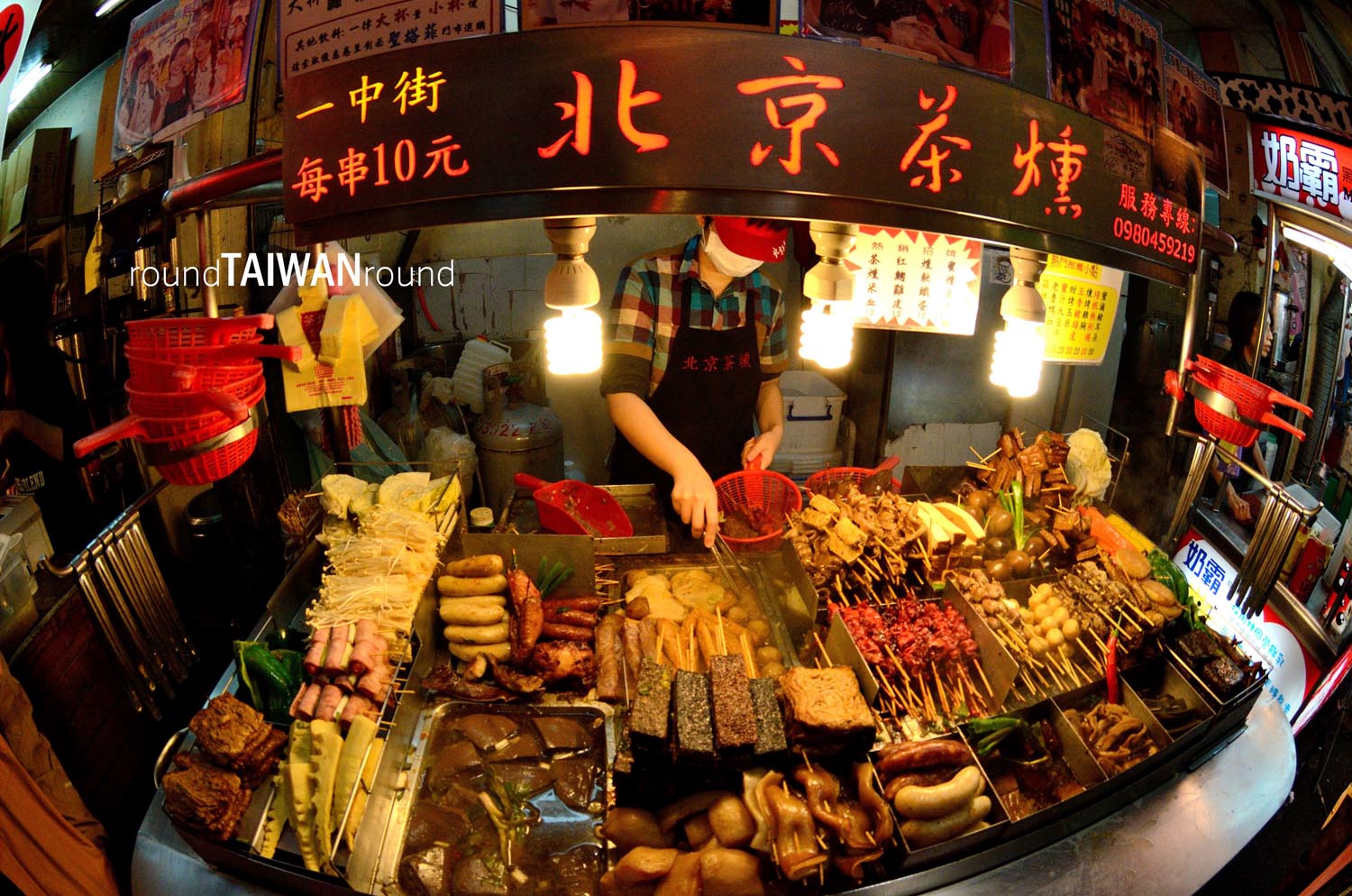 3. CHỢ ĐÊM PHÙNG GIÁP (FENGJIA) 3. Chợ đêm Phùng Giáp (Fengjia)Slideshow Quầy đồ chiên rán cực hấp dẫn tại chợ đêm Phùng Giáp (Ảnh: Sưu tầm)  Chợ đêm Phùng Giáp, thuộc Đài Trung, là điểm dừng chân của khách du lịch đến từ phía bắc, phía nam Đài Loan và các du khách quốc tế. Chợ họp các ngày trong tuần, từ 16h đến nửa đêm.  Các gian hàng ẩm thực trong chợ đều được những đầu bếp giỏi từ khắp mọi miền Đài Loan mở. Thịt bạch tuộc được buộc thành hình quả bóng, xúc xích cuộn nếp gạo, bánh crepe, gà rán hàu, súp khoai môn bóng ngọt... đều là những món ăn gây thương nhớ cho mọi du khách ghé Phùng Giáp.