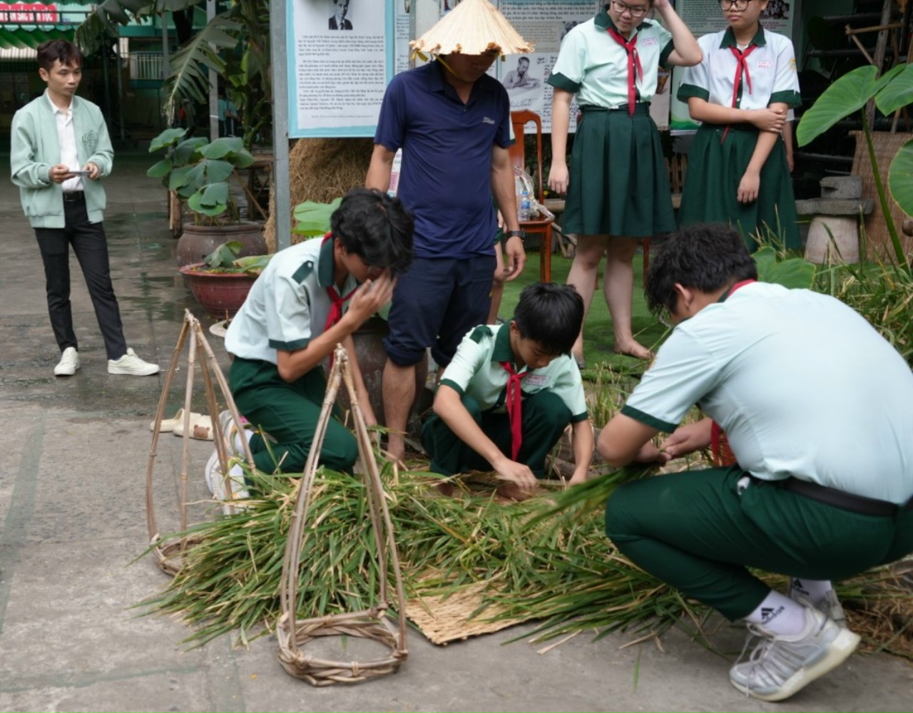 Khu trồng lúa được tận dụng ngay sân trường, nơi trang trí tiểu cảnh dịp Tết