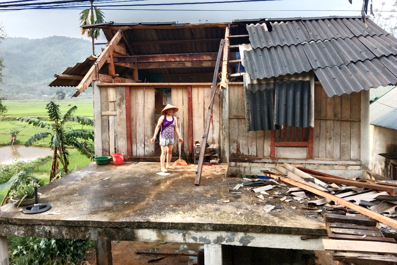 Nhiều trường học, nhà dân bị tốc mái sau trận mưa đá kèm lốc xoáy - Ảnh: Khánh Trung