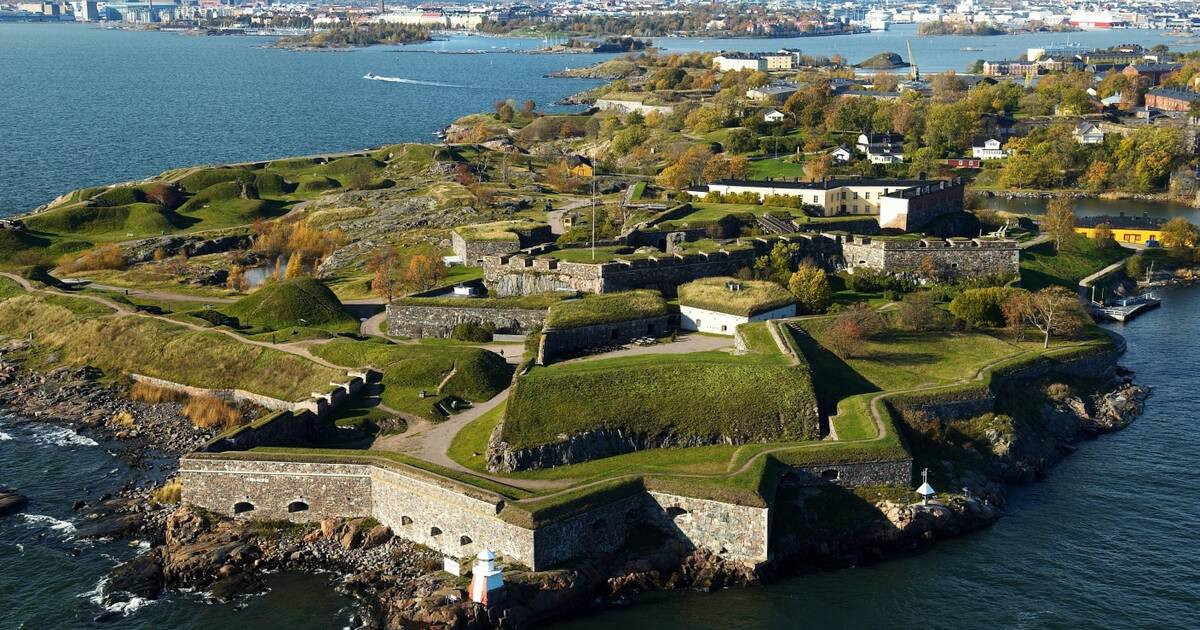 9. Các địa danh du lịch nổi tiếng: Đảo Suomenlinna nằm ven thủ đô Helsinki, còn được biết đến với cái tên Pháo đài của Phần Lan, từng được UNESCO công nhận là di sản văn hóa thế giới năm 1991. Quần đảo Suomenlinna gồm 6 đảo nhỏ nằm liền cạnh nhau trên biển Baltic, đây là một hòn đảo hoang nổi tiếng với nhiều pháo đài và hầm chiến đấu xưa cũ. 
