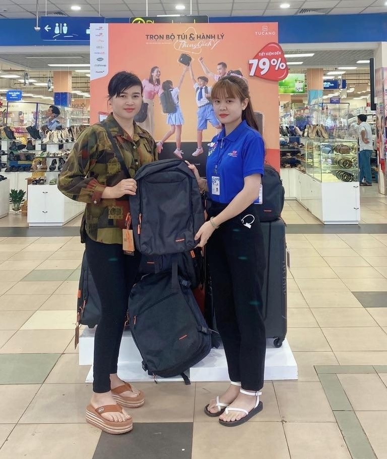 Các sản phẩm túi và hành lý Tucano được làm từ vỏ chai nhựa với ý nghĩa bảo vệ môi trường được khách hàng Co.opmart rất yêu thích - Ảnh: Saigon Co.op