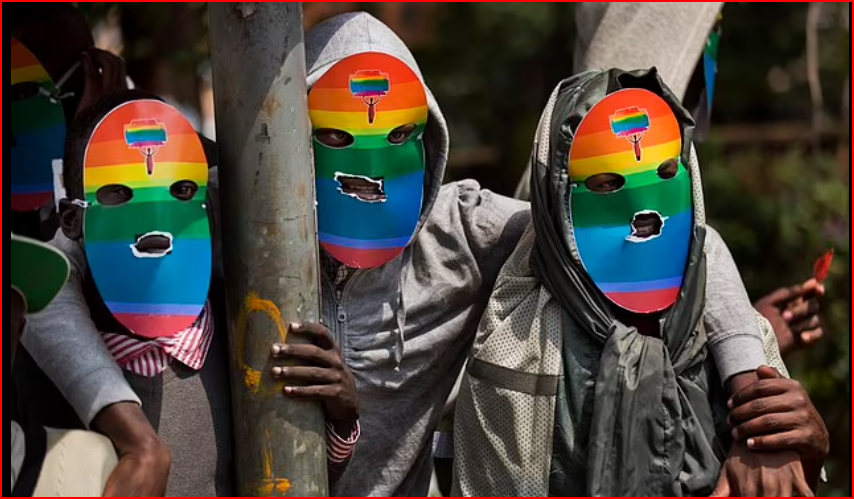 Các thành viên của cộng đồng LGBT của Kenya đeo mặt nạ để giữ kín danh tính khi họ tổ chức một cuộc biểu tình hiếm hoi chống lại lập trường cứng rắn của Uganda đối với đồng tính luyến ái và đoàn kết với các nước láng giềng phía đông của họ, bên ngoài Cao ủy Uganda ở Nairobi, Kenya