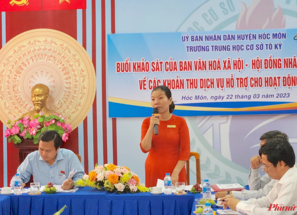Bà Nguyễn Thị Thu Hằng - Hiệu trưởng Trường THCS Tô Ký - báo cáo đoàn khảo sát