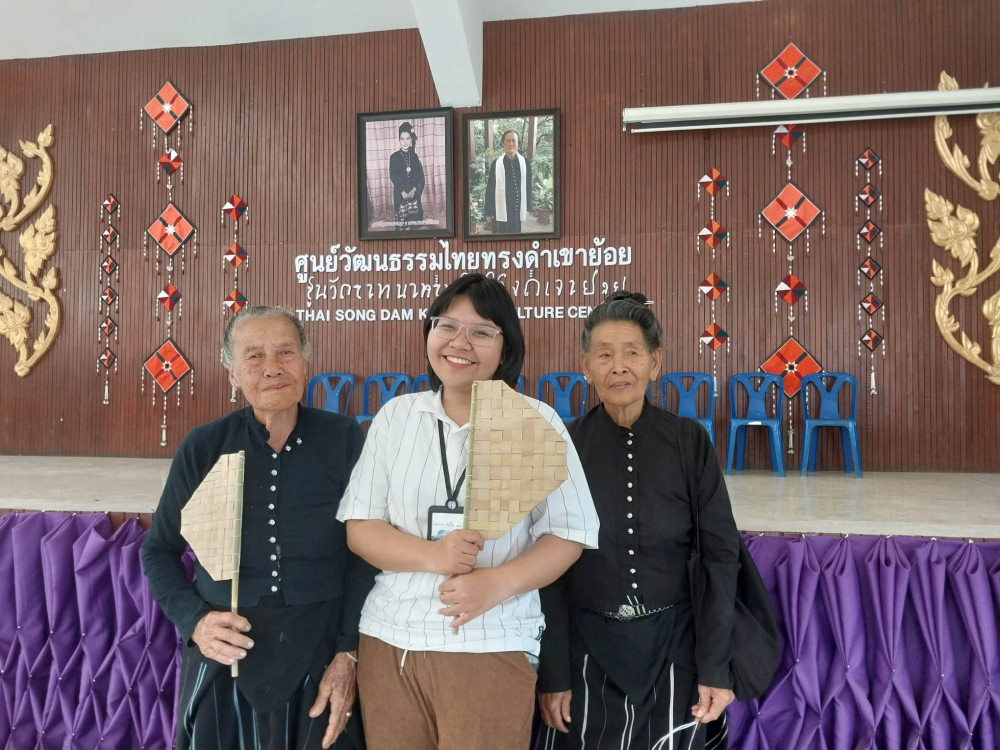 Sinh viên Việt Nam chụp ảnh cùng phụ nữ địa phương ở Thai Song Dam - Ảnh: Hồng Chi