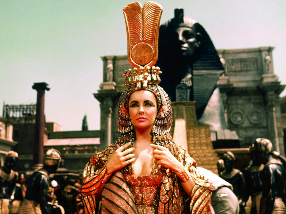 Cleopatra trong một bộ trang phục xa hoa