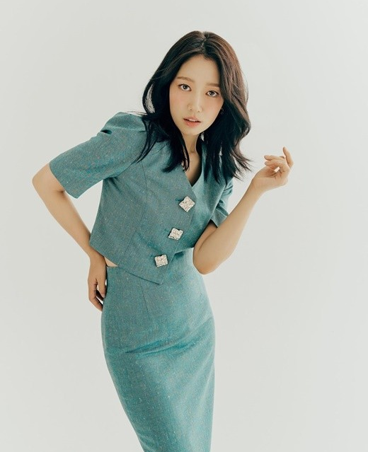 Trong những bộ cánh ôm dáng hay chiết eo, nữ diễn viên cũng không hề ngần ngại khoác lên mình. Dù đã lên chức mẹ vào tháng 5 năm ngoái nhưng vẻ đẹp của Park Shin Hye vẫn rạng rỡ như ngày nào.