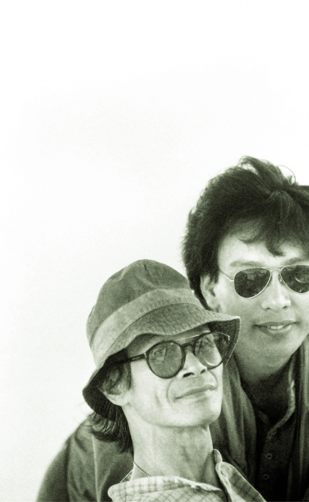 Nhạc sĩ Trịnh Công Sơn chụp cùng nhiếp ảnh gia Dương Minh Long tại Huế, năm 1995 ẢNH: NHÂN VẬT CUNG CẤP