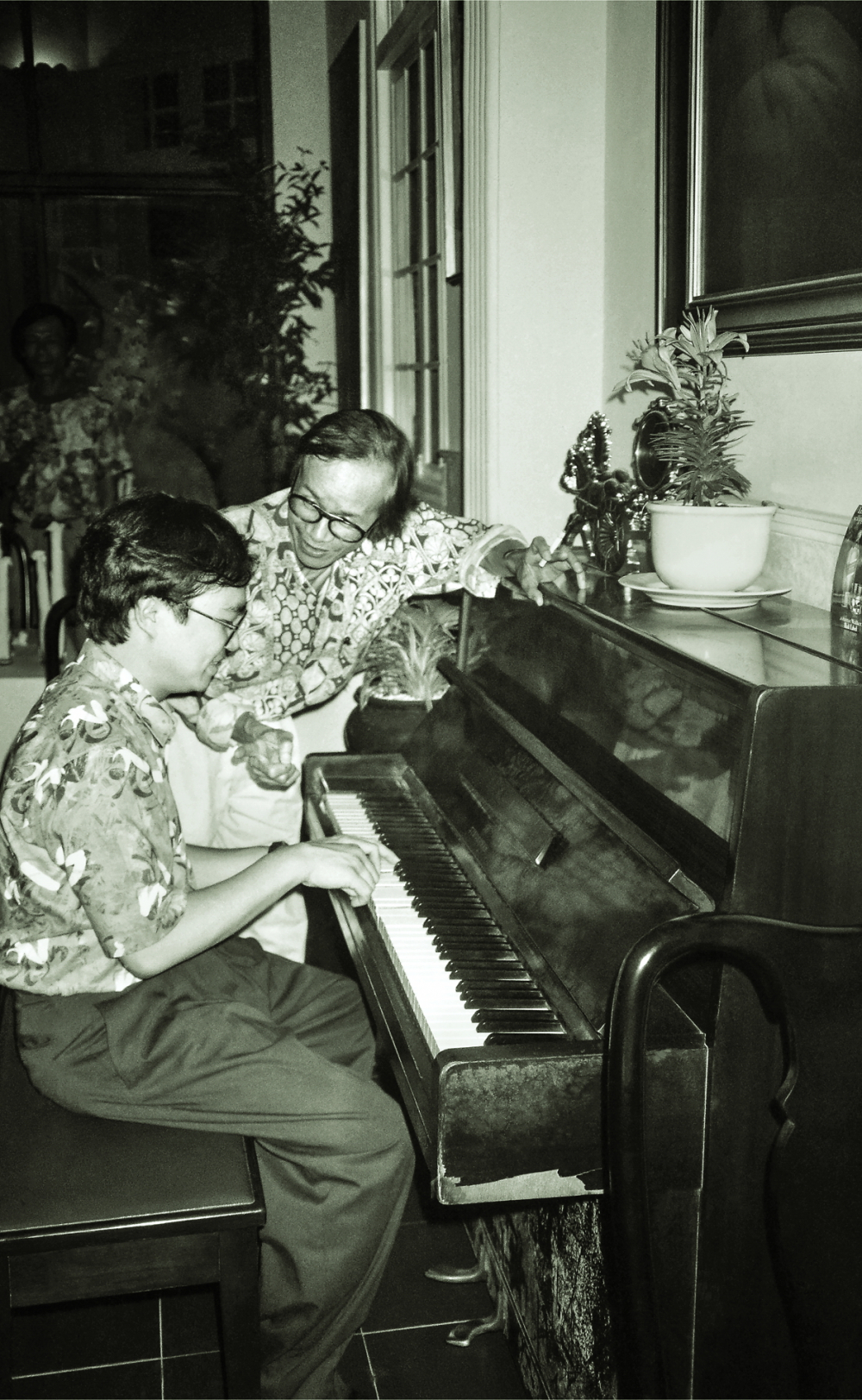 Nhạc sĩ Trịnh Công Sơn chụp cùng nghệ sĩ piano Đặng Thái Sơn tại TPHCM năm 1993 ẢNH: DƯƠNG MINH LONG
