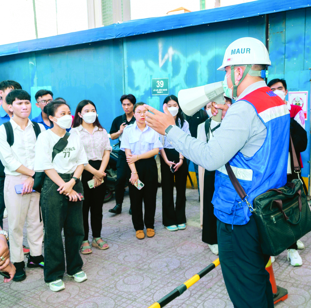 Các sinh viên tiêu biểu của TPHCM tham quan tìm hiểu về tuyến metro Bến Thành - Suối Tiên ngày 22/3 ẢNH: P.T