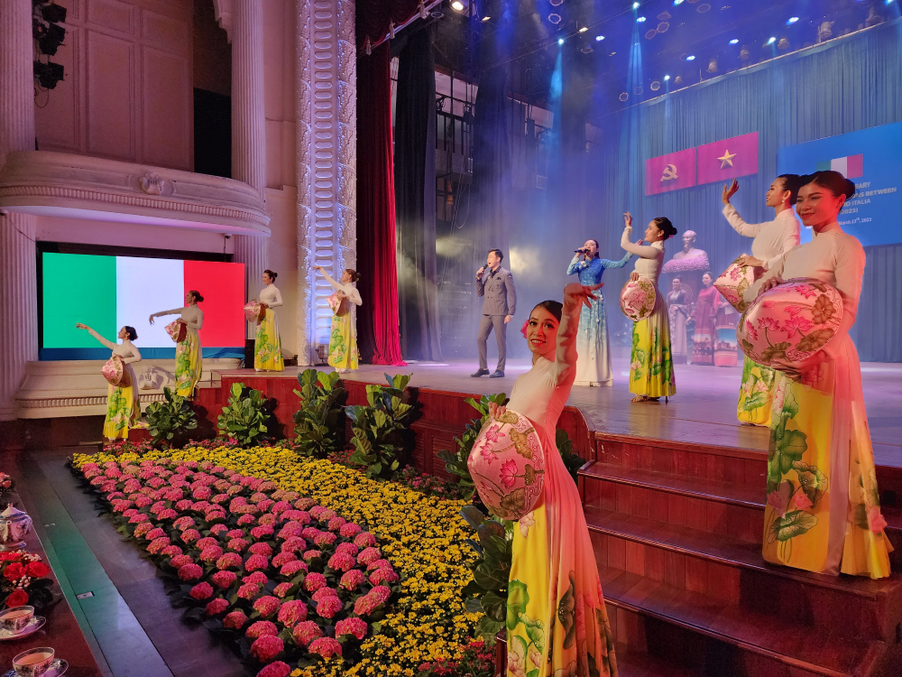 Tiết mục văn nghệ và trình diễn áo dài truyền thống của các nghệ sĩ Việt Nam trong khuôn khổ lễ kỷ niệm