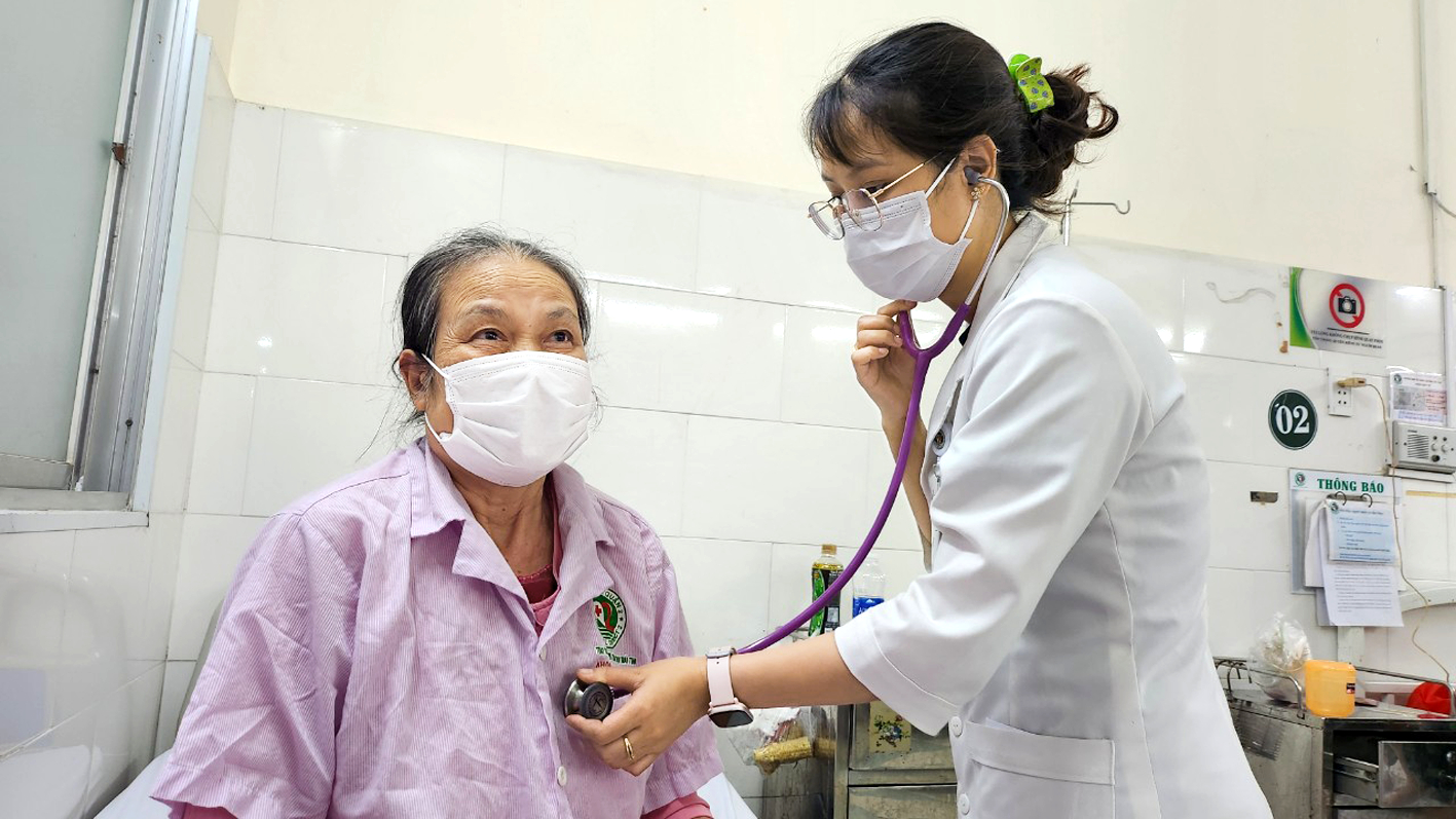 Bà C. được bác sĩ tại Bệnh viện Lê Văn Thịnh thăm khám - ẢNH: PHẠM AN