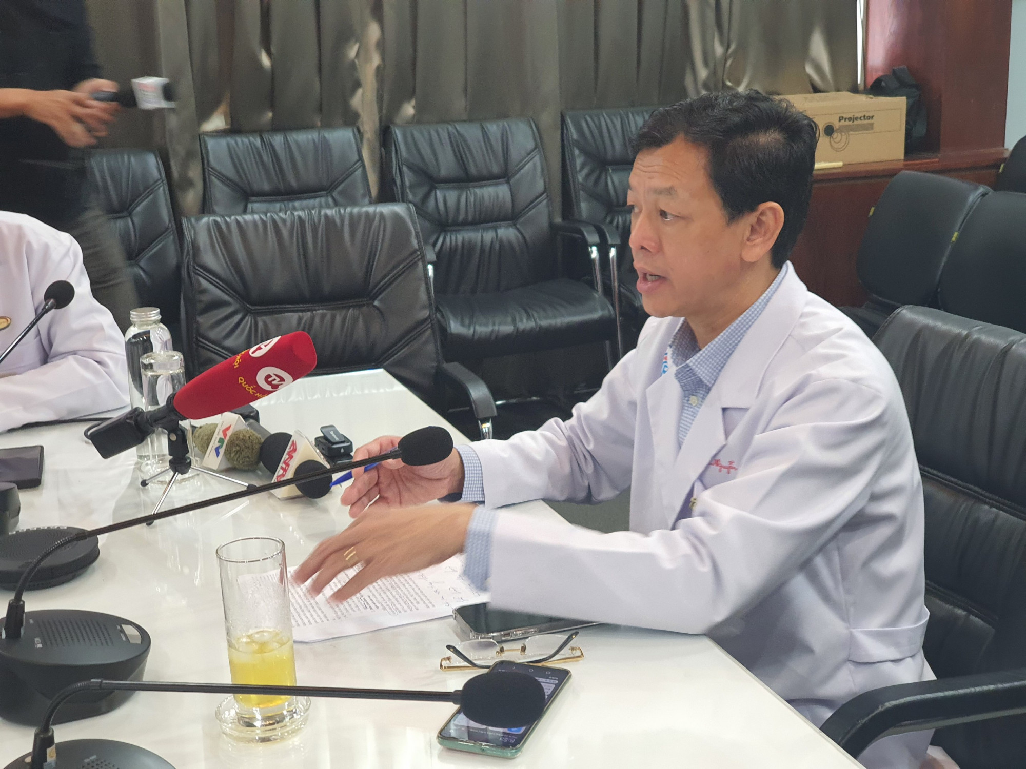 Bác sĩ Nguyễn Tri Thức, Giám đốc Bệnh viện Chợ Rẫy cho biết không thu thêm tiền dù bệnh nhân có BHYT hay không