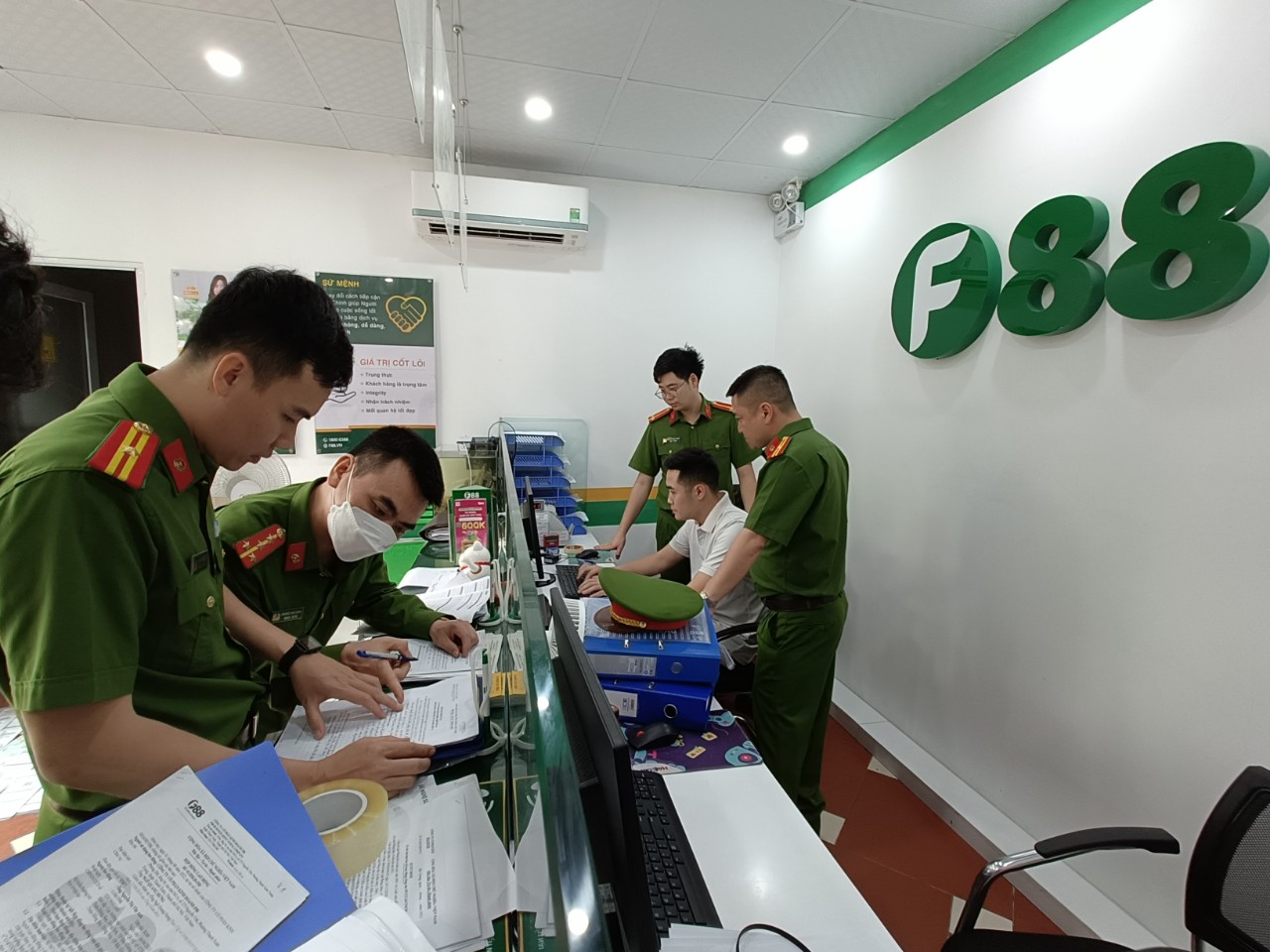 Cơ quan công an tiến hành kiểm tra tại địa điểm kinh doanh của F88 tại Bắc Giang.