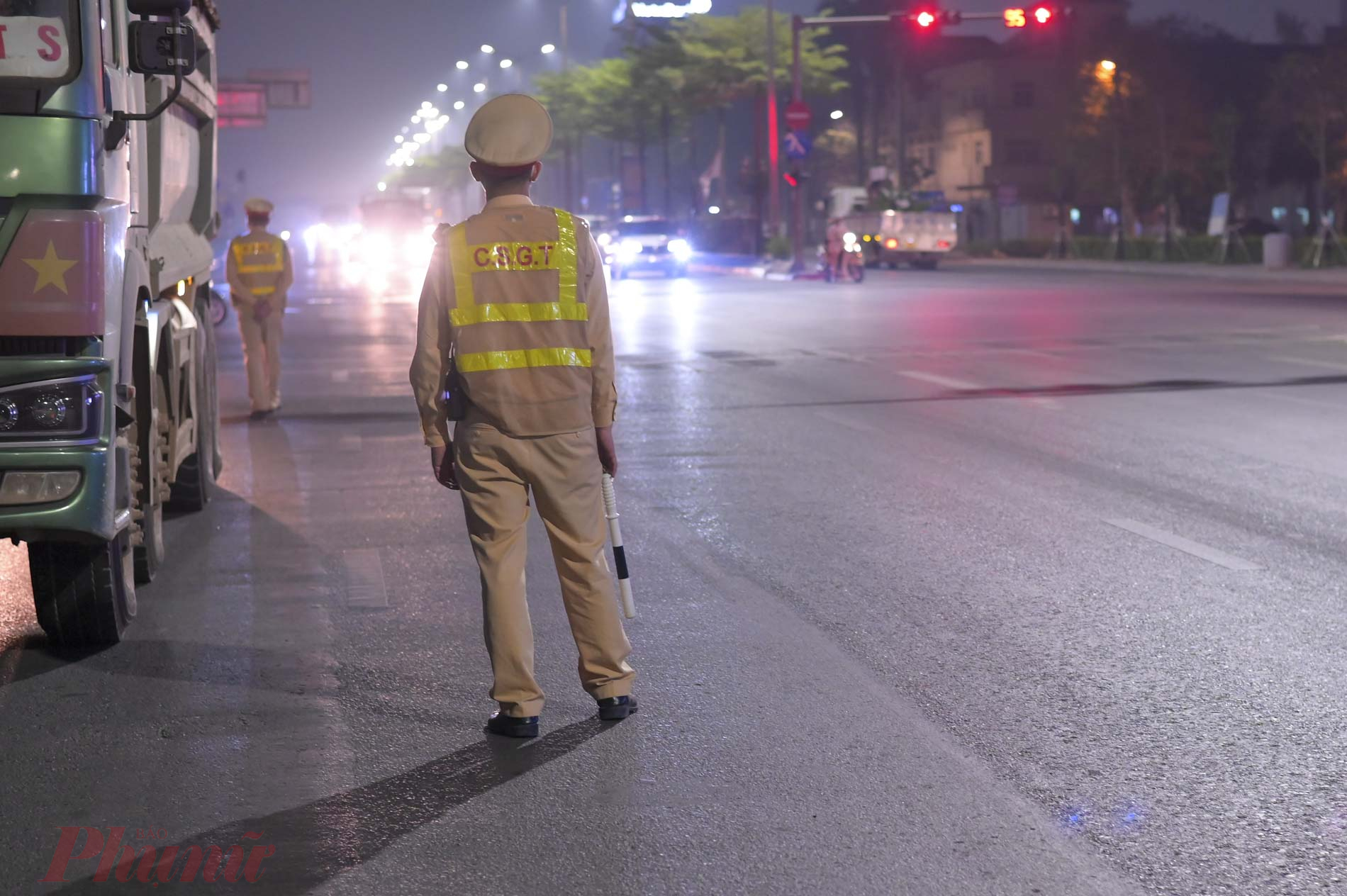 20 giờ ngày 23/03, Tổ công tác Đội CSGT số 5 (Phòng Cảnh sát Giao thông Công an Hà Nội) đã tổ chức ra quân kiểm tra, xử lý các phương tiện cơ giới có dấu hiệu cơi nới thành thùng, chờ hàng quá tải lưu thông trên đường.