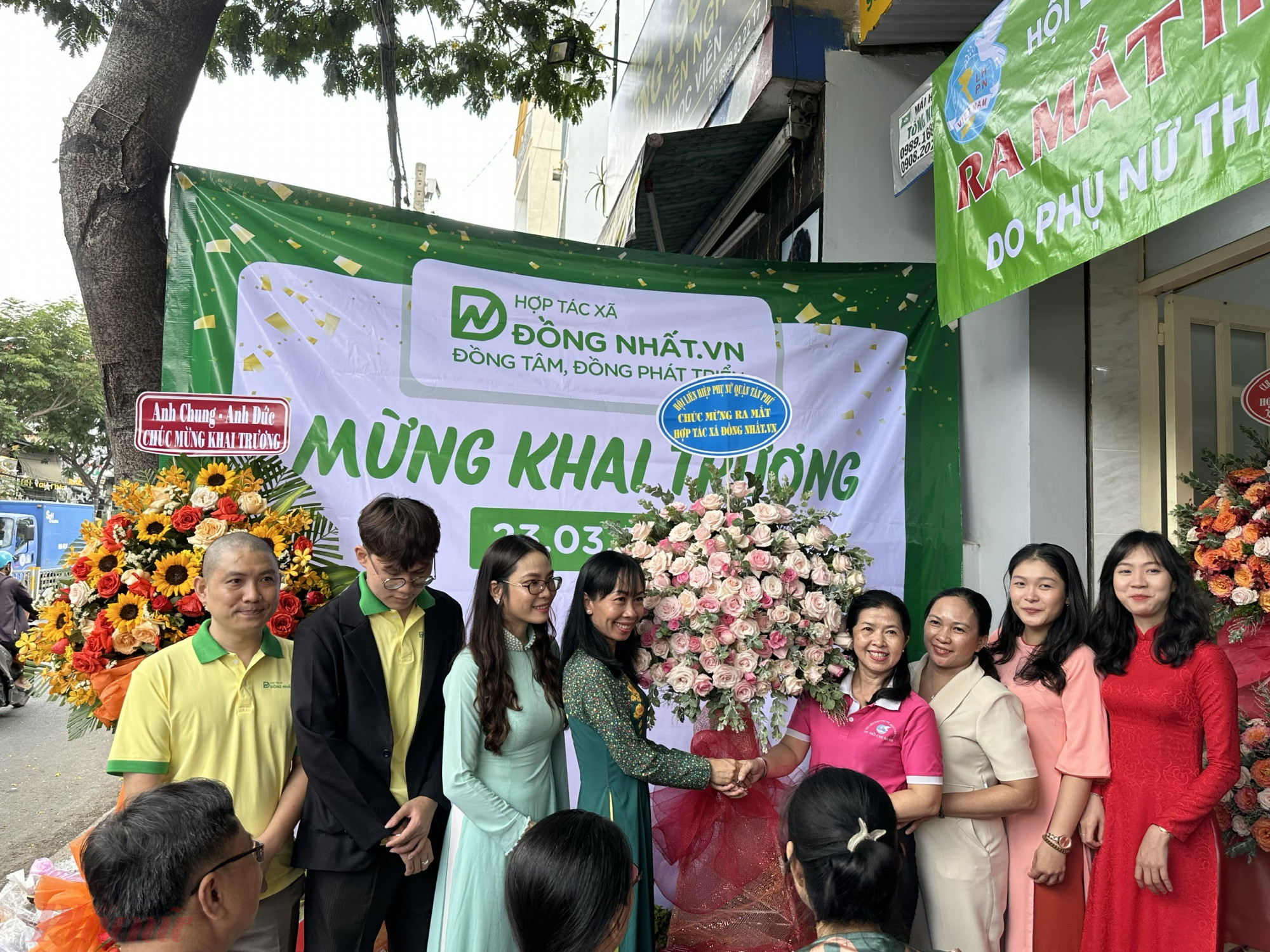 Hội LHPN quận Tân Phú tặng hoa chúc mừng khai trương HTX Đồng Nhất.VN